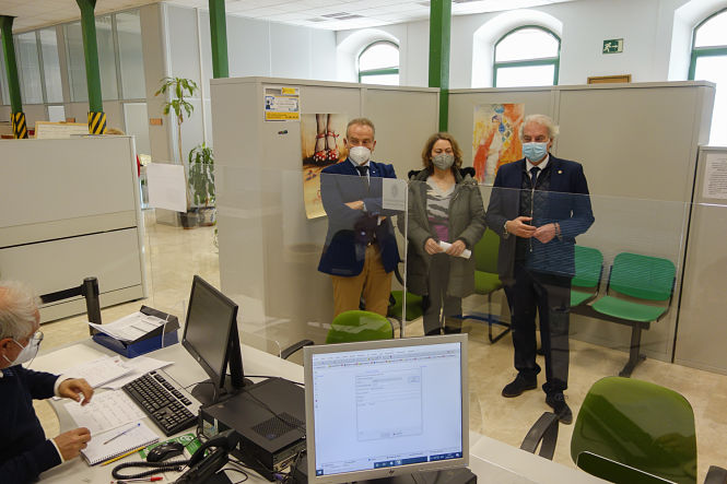 Visita al punto de información catastral (JAVIER ALGARRA / AYUNTAMIENTO)