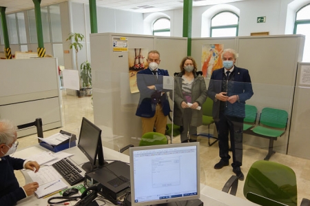 Visita al punto de información catastral (JAVIER ALGARRA / AYUNTAMIENTO)