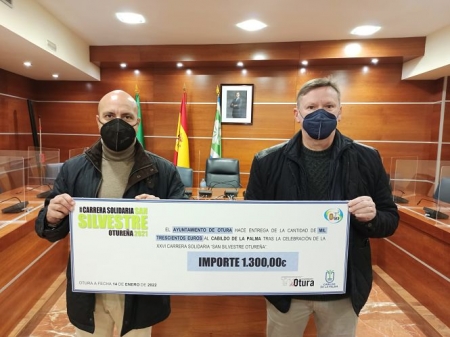 el alcalde de Otura y el concejal de Deportes posan con el cheque del dinero que se ha enviado al Cabildo de La Palma (AYTO. OTURA) el alcalde de Otura y el concejal de Deportes posan con el cheque del dinero que se ha enviado al Cabildo de La Palma (AYTO. OTURA)