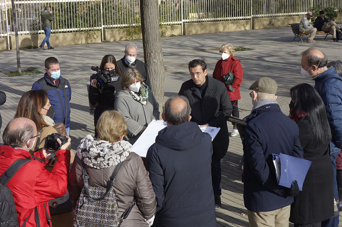 Imagen de la visita al Distrito Lancha del Genil )JAVIER ALGARRA / AYUNTAMIENTO)