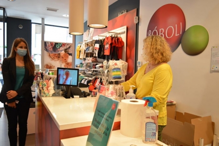 Virgina Fernández durante la visita a un comercio del centro de Granad (JUNTA)