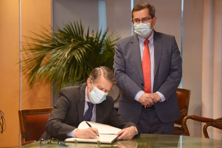 El Secretario de Estado firma en el libro de honor (R. MARTÍNEZ / DIPGRA)
