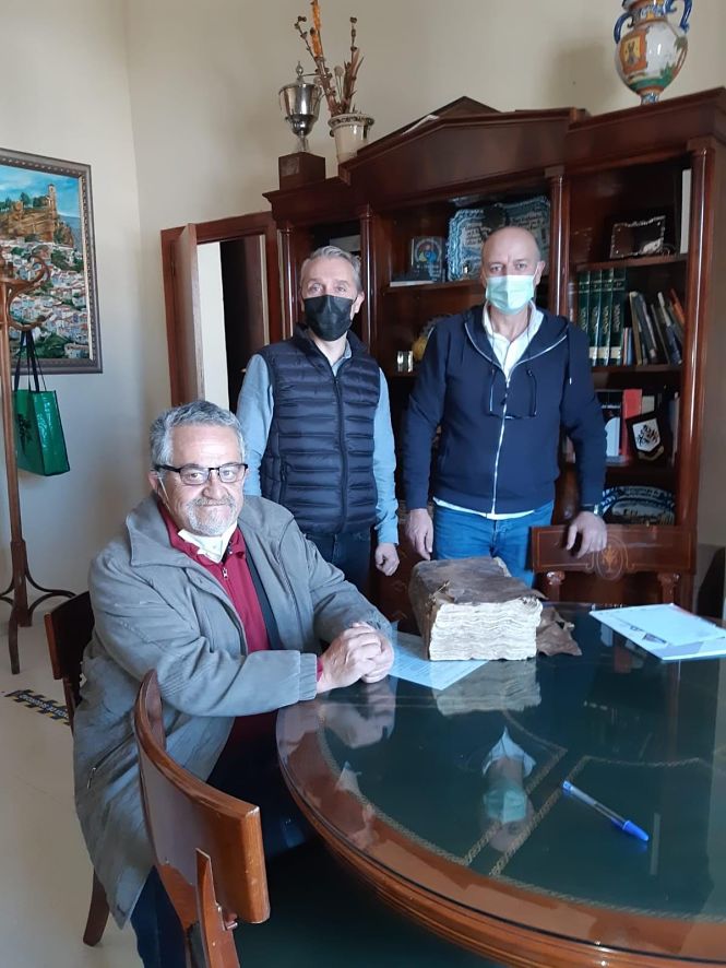 Carlos Guerrero, propietario del libro de causas judiciales donado al Archivo Municipal, junto al concejal de Cultura en el Ayuntamiento (AYTO. MONTEFRÍO) 