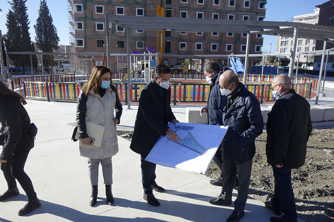 Imagen de la visita al antiguo cuartel de automovilismo (JAVIER ALGARRA / AYUNTAMIENTO) 