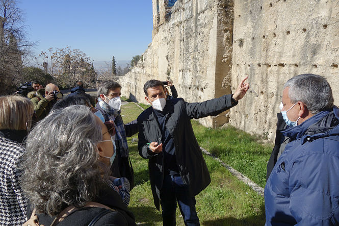 Imagen de la visita a la muralla Zirí (JAVIER ALGARRA / AYUNTAMIENTO) 