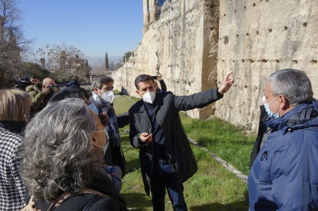 Imagen de la visita a la muralla Zirí (JAVIER ALGARRA / AYUNTAMIENTO) 