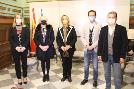 Foto de familia tras la firma del convenio con Fundación CajaGranada (AYTO. MOTRIL))