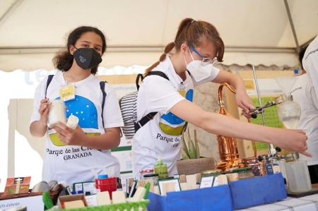 Dos Niñas realizan un experimento en el Parque de las CIencia (PARQUE DE LAS CIENCIAS)