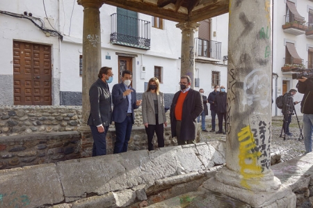 Imagen de la visita al lavadero de la Placeta del Sol (JAVIER ALGARRA / AYUNTAMIENTO)