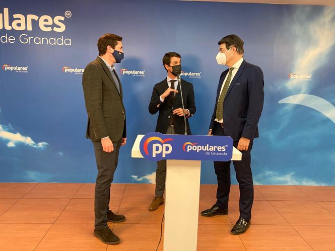 Pedro Navarro junto a Carlos Rojas y Pablo Hispán (PP)