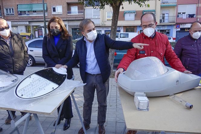 El concejal de Medio Ambiente con las nuevas luminarias (JAVIER ALGARRA / AYUNTAMIENTO) 
