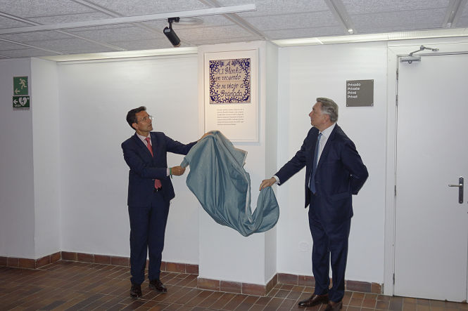 El embajador ruso y el alcalde de Granada desubren la placa (JAVER ALGARRA / AYUNTAMIENTO)