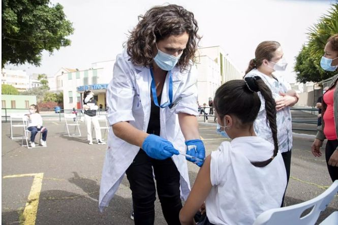 Una niña es vacunada contra el covid-19 (EUROPA PRESS)