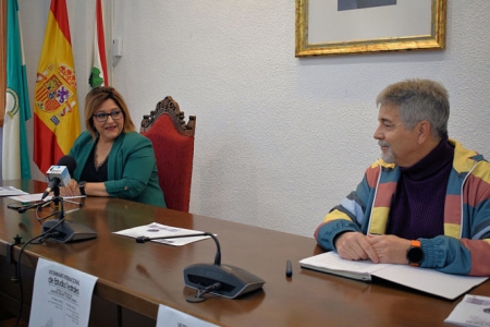 La edil de Cultura, Antonia Guerrero y Mario Soria, miembros de Karma Teatro, durante la presentación del Seminario (AYTO. ALBOLOTE)