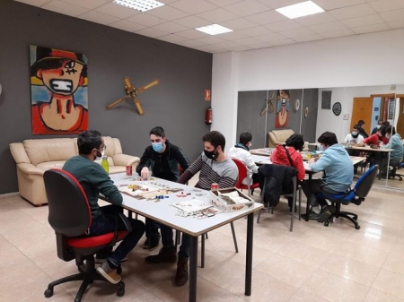 Jóvenes de La Zubia juegan a juegos de mesa en la Casa de la Juventud(AYTO. LA ZUBIA) Jóvenes de La Zubia juegan a juegos de mesa en la Casa de la Juventud(AYTO. LA ZUBIA)