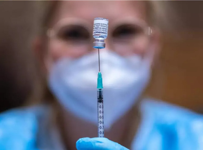 Una médico prepara una vacuna contra la COVID-19 (EXPA/JOHANN GRODER/APA/DPA )