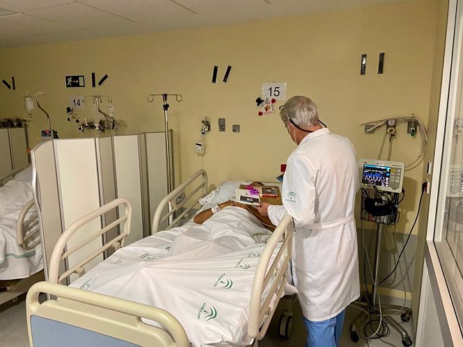 Un profesional charla con un paciente (JUNTA DE ANDALUCÍA)