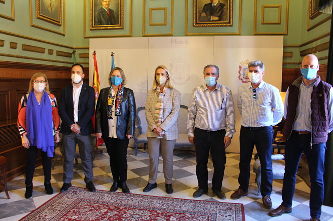 Foto de familia tras la firma del convenio (AYTO. MOTRIL)