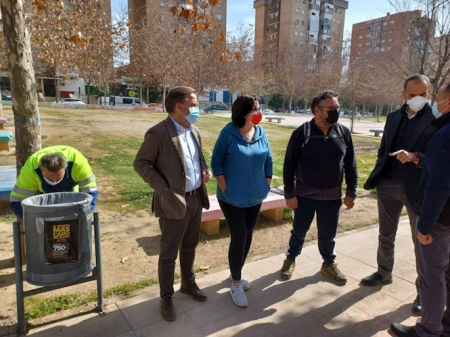 Instalación de una de las papeleras en la zona norte (AYTO. GRANADA) 