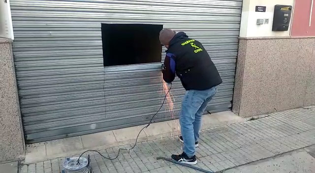 Agente de la Guardia Civil en uno de los centros de producción de marihuana (GUARDIA CIVIL)