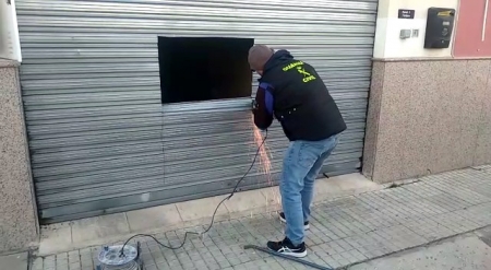 Agente de la Guardia Civil en uno de los centros de producción de marihuana (GUARDIA CIVIL) Agente de la Guardia Civil en uno de los centros de producción de marihuana (GUARDIA CIVIL)