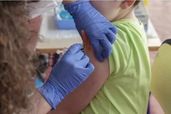 Un niño recibe la vacuna contra el Covid-19 (PACO POYATOS / EUROPA PRESS)