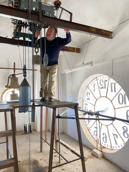 Juan Pérez Comino en el reloj del Ayuntamiento de Montefrío (AYTO. MONTEFRIO)