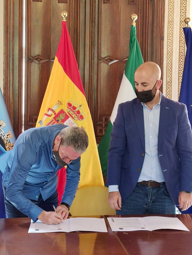 Imagen de la firma del convenio (AYTO. ALMUÑÉCAR)