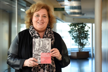 La Diputada de Cultura, Fatima Gómez con un ejemplar del libro (R. MARTÍNEZ / DIPGRA)