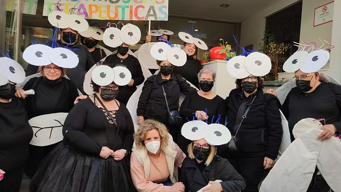 las alumnas del taller de estimulación terapéutica de Huétor Tájar con sus disfraces (AYTO. HUÉTOR TÁJAR)