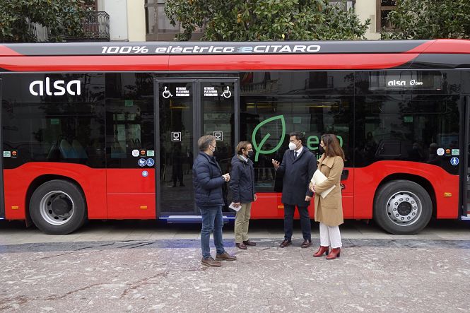 Presentación de un autobús urbano cien por cien eléctrico, en una imagen de archivo (AYUNTAMIENTO)