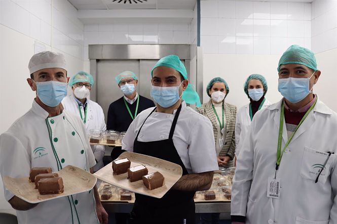 El jefe de cocina del Hospital Virgen de las Nieves, Fernando González, muestra sus postres (JUNTA DE ANDALUCÍA) 