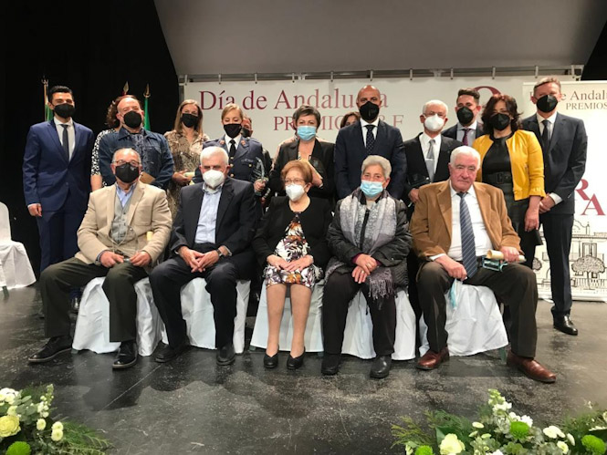 Foto de familia de la entrega de los Premios 28 de Febrero (AYTO. OTURA)