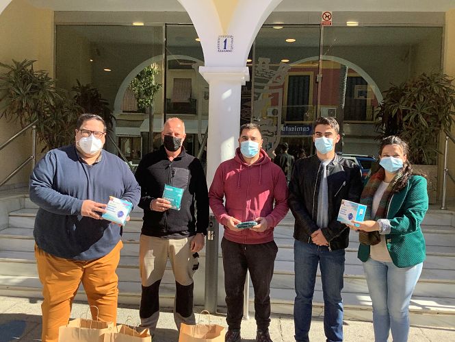 Entrega de las mascarillas (AYUNTAMIENTO ALMUÑÉCAR)