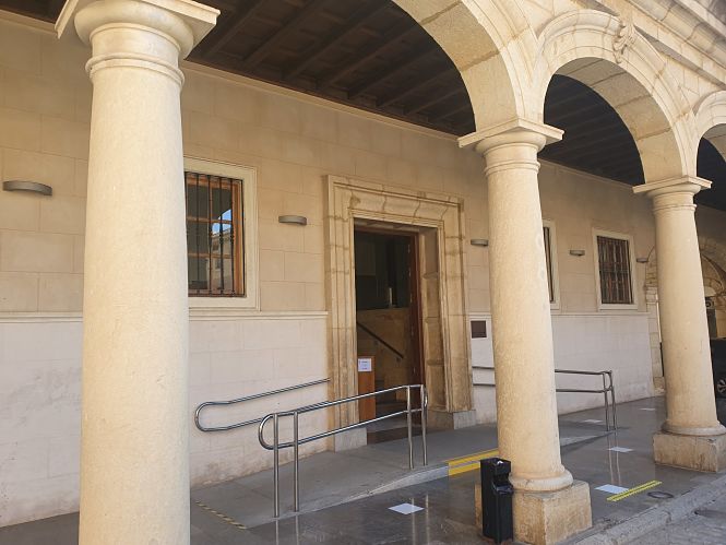 Entrada del Ayuntamiento de Guadix (AYTO. GUADIX)