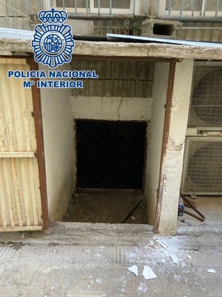 Acceso a uno de los sotanos (POLICIA NACIONAL) Acceso a uno de los sotanos (POLICIA NACIONAL)