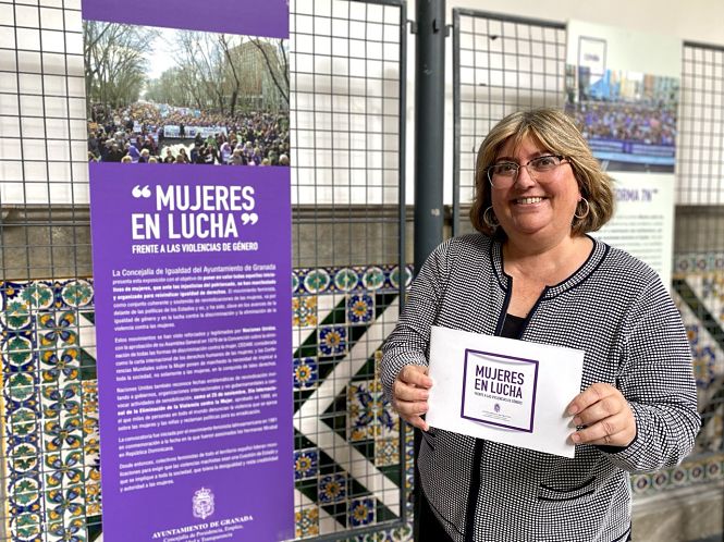 La concejala de Igualdad, Ana Muñoz, con la exposición Mujeres en Lucha (AYTO. GRANADA)