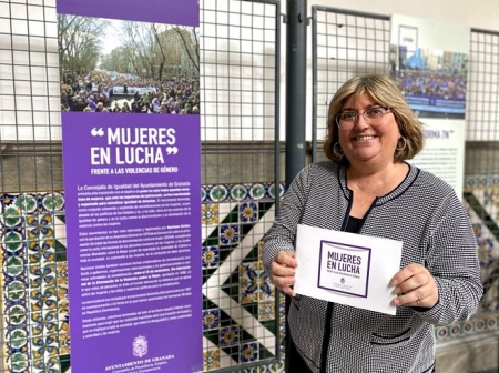 La concejala de Igualdad, Ana Muñoz, con la exposición Mujeres en Lucha (AYTO. GRANADA)