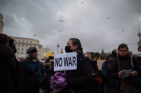 Una persona sostiene una pancarta durante una concentración para reclamar el alto al fuego (DAVID ZORRAKINO / EUROPA PRESS) Una persona sostiene una pancarta durante una concentración para reclamar el alto al fuego (DAVID ZORRAKINO / EUROPA PRESS)