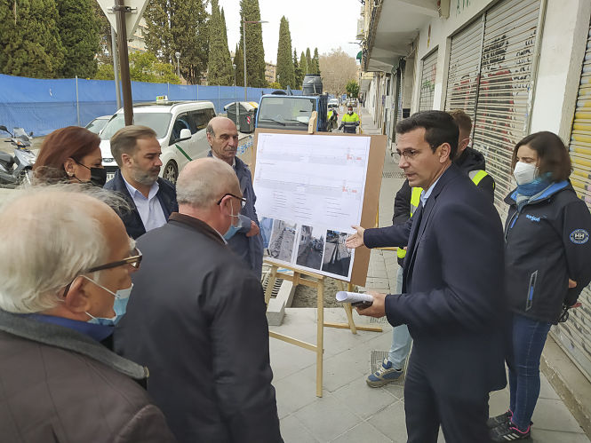 Imagen de la visita al barrio de los Pajaritos (JAVIER ALGARRA / AYUNTAMIENTO) 