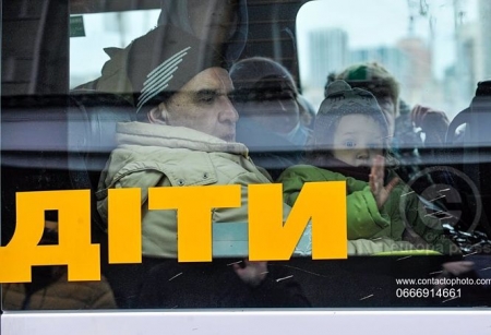 Personas sentadas en un autobús de evacuación en Kiev (SERGEI CHUZAVKOV /ZUMA PRESS /CONTACTOPHOTO /SPUTNIK) 