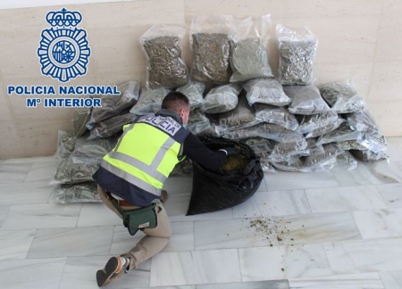 Un agente con marihuana intervenida (POLICÍA NACIONAL) Un agente con marihuana intervenida (POLICÍA NACIONAL)