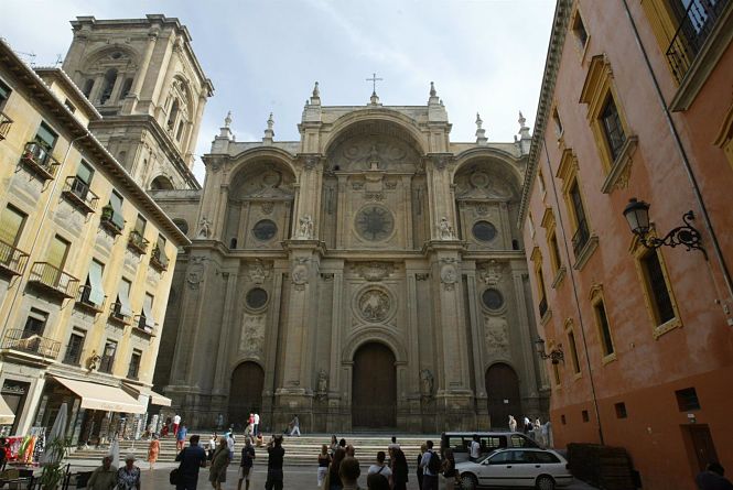 La Catedral Metropolitana de la Encarnación de Granada y el edificio de la Curia, a la derecha, en imagen de archivo (EUROPA PRESS)