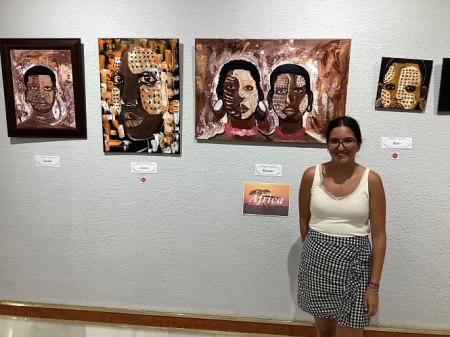 Paula Martín junto a algunas de sus obras (AYTO. ALMUÑÉCAR)