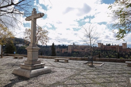 Mirador de San Nicolas con la Alhambra al fondo, en imagen de archivo (ÁLEX CÁMARA - EUROPA PRESS) 