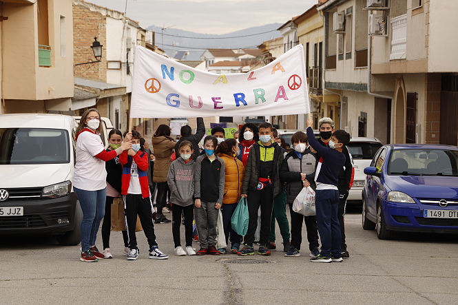Los escolares del colegio Taxara llevan sus alimentos, medicinas y mantas para Ucrania al centro de salud de Venta Nueva (AYTO. HUÉTOR TÁJAR) 