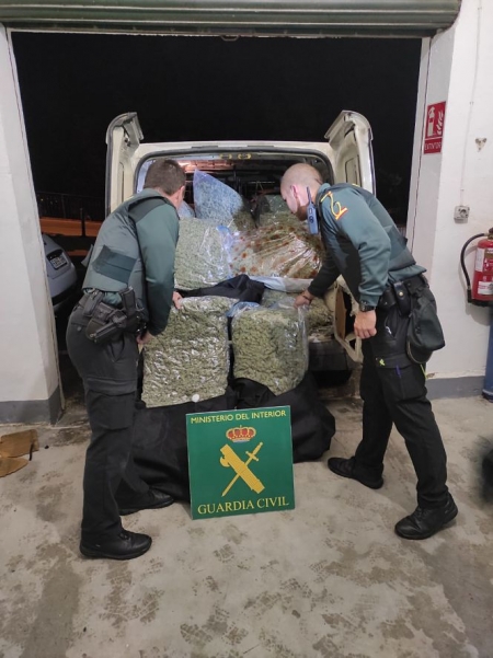 Agente de la Guardia CIvil con la marihuana incautada (GUARDIA CIVIL) Agente de la Guardia CIvil con la marihuana incautada (GUARDIA CIVIL)