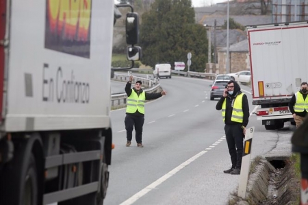 Dos piquetes informan a los transportistas de la huelga en una imagen de ARCHIVO (CARLOS CASTRO - EUROPA PRESS ) Dos piquetes informan a los transportistas de la huelga en una imagen de ARCHIVO (CARLOS CASTRO - EUROPA PRESS )