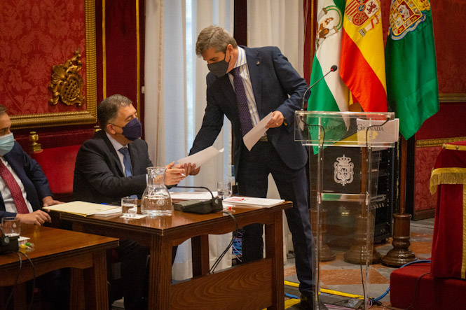 El portavoz del PP entrega el documento a Manuel Martín (PP)