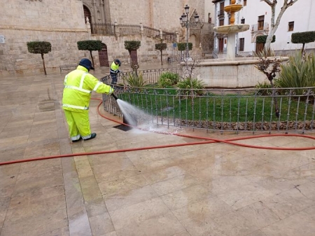 Operarios municipales en tareas de limpieza (AYTO. BAZA)